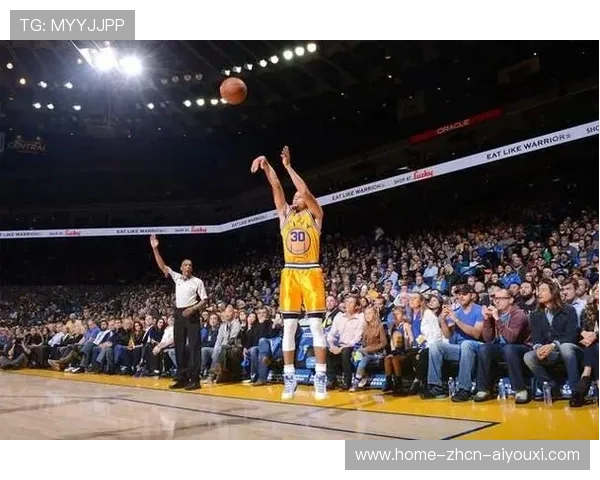 库里再中三分，全队随着他的节奏快乐篮球